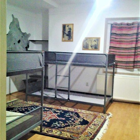Leyla Hostel Braşov Esterno foto